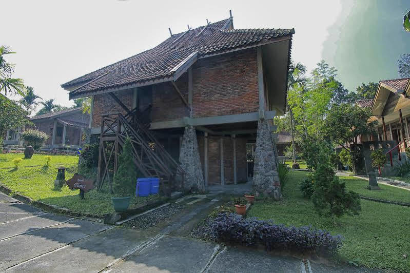 Disaster Oasis Hotel Kaliurang Exterior photo